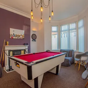 By Lushlets - Centre Hot Tub Pool Table - Great For Hens Stags & Rugby Groups! Holiday home