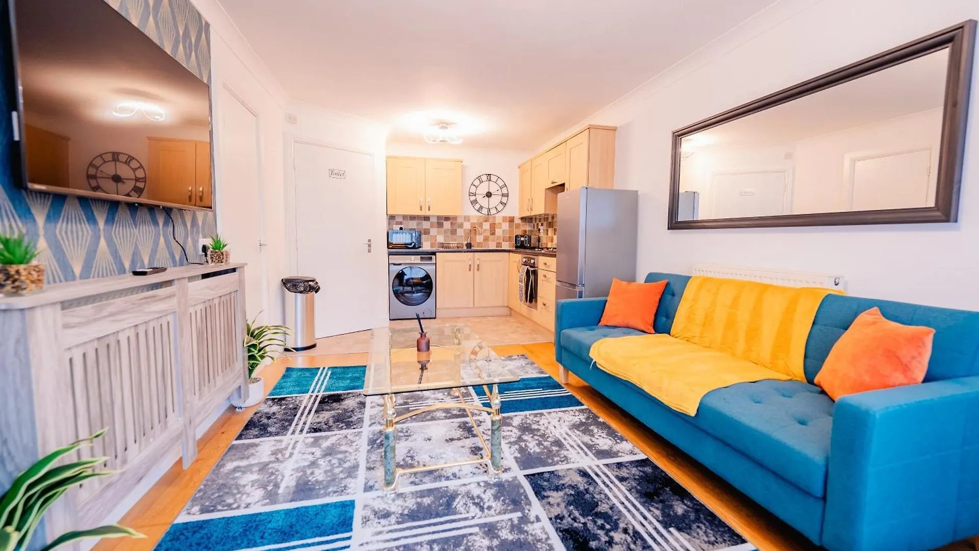 Bright & Elegant House Near City Centre And Stadium location