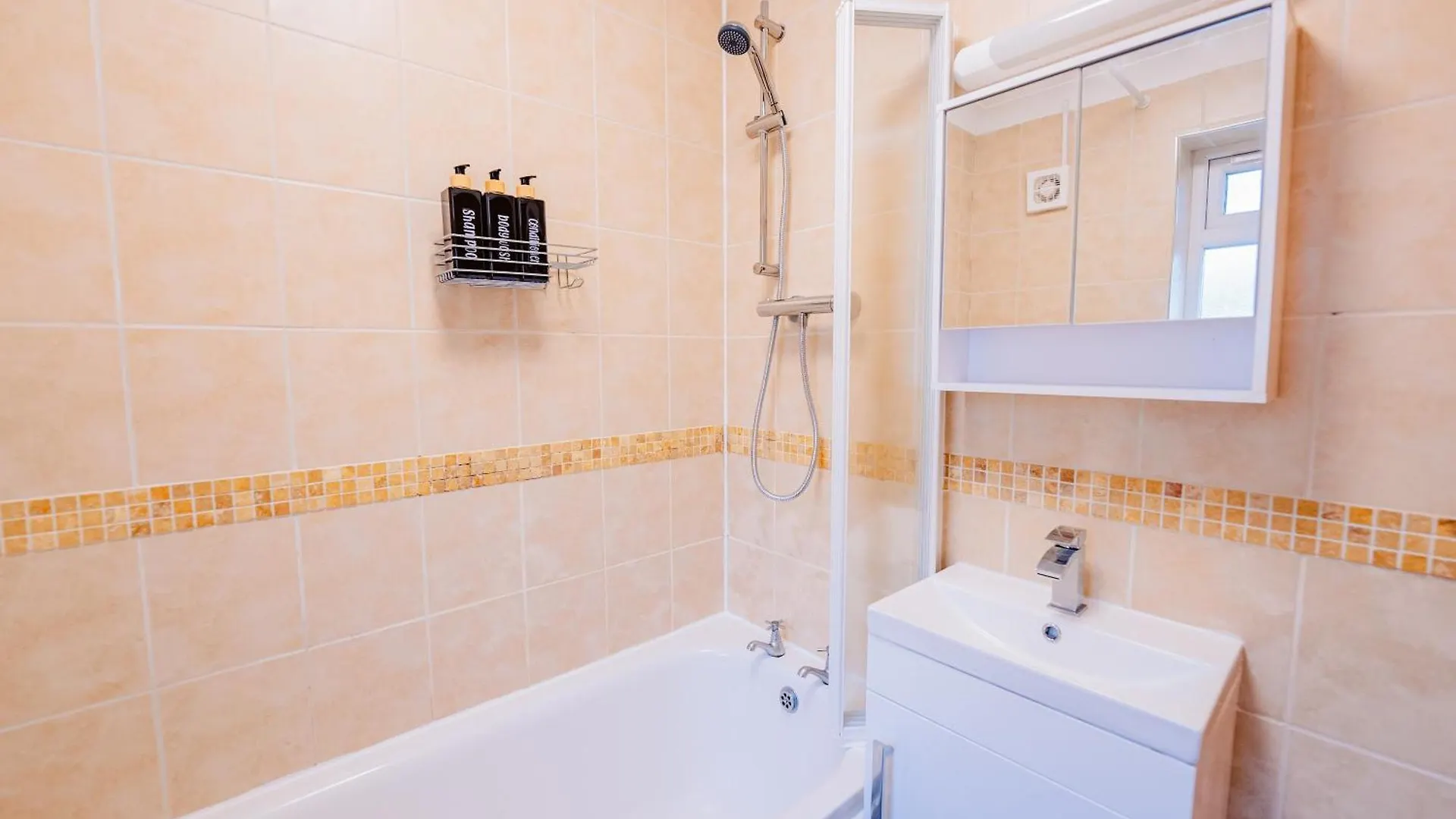 Bright & Elegant House Near City Centre And Stadium Cardiff Holiday home